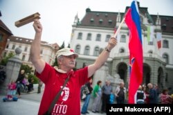 'Pa i Tito, kralj Aleksandar i car Franjo Josip su isto deo slovenačke istorije. Međutim, njihovi spomenici su uklonjeni kao da nemaju veze sa Slovenijom.' (Fotografija: protesti protiv korupcije, Ljubljana, 2013)