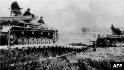 Нямецкія танкі перасякаюць раку на тэрыторыі Польшчы, 6 верасьня 1939 году