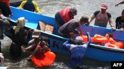 تصویری از نجات پناهجویان در یکی از سوانح قبلی با قایق در راه استرالیا. ۲۴ ژوئیه ۲۰۱۳