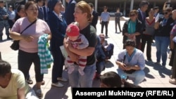 Некоторые женщины пришли на акцию с грудными детьми. Нур-Султан, 3 июня 2019 года.