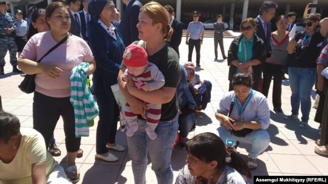 Некоторые женщины пришли на акцию с грудными детьми. Нур-Султан, 3 июня 2019 года.