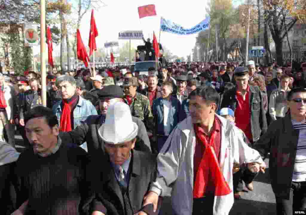 Demonstrators in Bishkek on November 6 (RFE/RL) - The protests began on November 2, with demonstrators calling for the resignations of President Kurmanbek Bakiev and Prime Minister Feliks Kulov.
