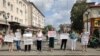 Томск: жители вышли на пикет в поддержку сестер Хачатурян 