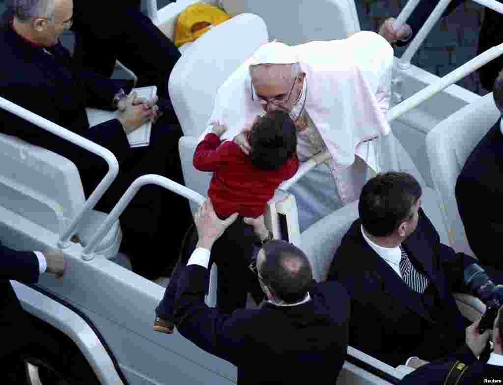 Vatikan, 19. mart 2013. Foto: REUTERS / Tony Gentile 