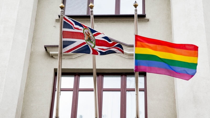 Над амбасадай Вялікай Брытаніі вывесілі ЛГБТ-сьцяг у Міжнародны дзень барацьбы з гамафобіяй. ФОТА