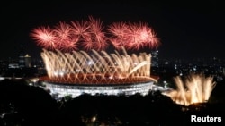 Салют над стадионом, где проходит церемония открытия летних Азиатских игр. Джакарта, 18 августа 2018 года.
