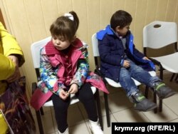 Дети одного из обвиняемых Али Асанова в коридоре суда