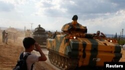 Архива: Турските сили поминуваат низ село на линијата на турско-сириската граница. 11.10.2017