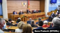 Mandatar Zdravko Krivokapić zvanično ne otkriva kako teku pregovori i da li će sastav nove Vlade predstaviti Skupštini do sredine novembra, kako je  najavio. (Foto: Konstitutivna sjednica novog saziva Skupštine Crne Gore, 23. septembar 2020.)