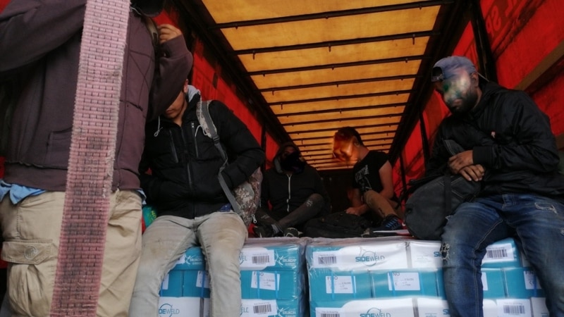 Десет мигранти откриени во камион на царинскиот терминал во Тетово