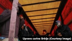 Илустрација: Мигранти во камион