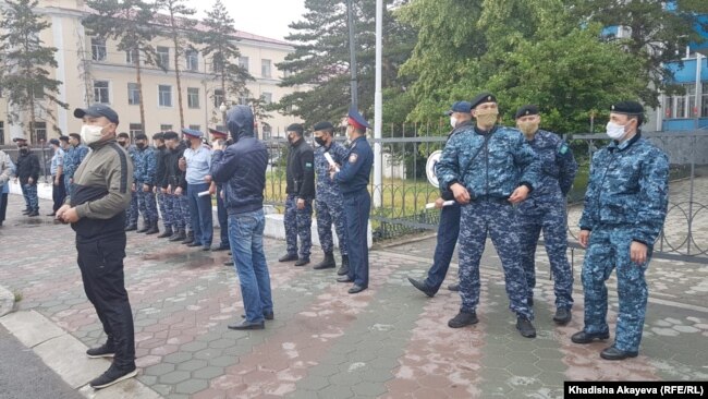Полиция на месте намеченной протестной акции. Семей, 6 июня 2020 года.