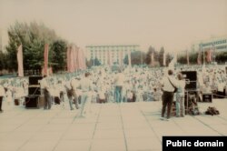 Мітинг на площі Леніна у Донецьку, попереду – Мінвуглепром. 1990 рік