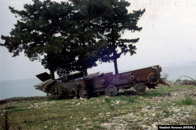 Подбитый БМП в Абхазии, 1994