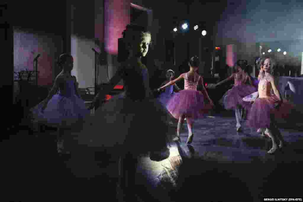 Children perform during the opening of a private ballet school run by the former soloist of the State Academic Bolshoi Theater, Maria Volodina, in Moscow. (epa-EFE/Sergei Ilnitsky)