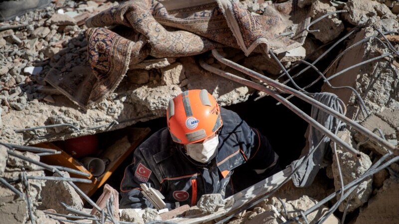 Осумина загинати во земјотрес во Турција 