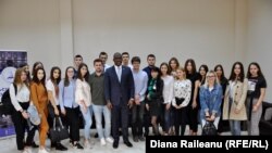 Ambasadorul Dereck J. Hogan, alături de studenții USM