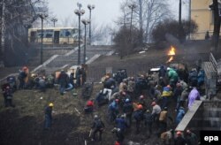 Майданівці взбираються на схил під Жовтневим палацом