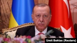 Президент Турции Реджеп Тайип Эрдоган во время церемонии подписания соглашения поддержанного ООН, о разблокировании экспорта зерна из Украины на фоне глобального продовольственного кризиса, вызванного масштабным вторжением РФ на украинскую территорию. Стамбул, Турция, 22 июля 2022 года