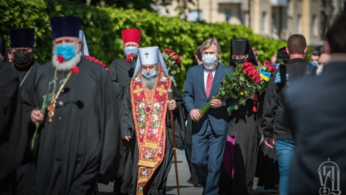 УПЦ (МП) и монахи Киево-Печерской лавры провели молебен в Парке Славы,  несмотря на карантин