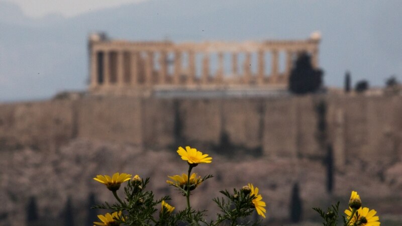 Ekonomia greke pritet të tkurret nga 5 deri në 10 për qind