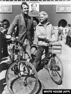 Джордж Буш з жонкай Барбарай на выставе ў Пекіне ў 1974 годзе