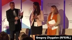Presentation of the Pavel Sheremet Award to Mykola Semena, in Brussels, Belgium (November 28, 2016). Accepting the award for Semena is krym.realii chief editor Volodymyr Prytula.