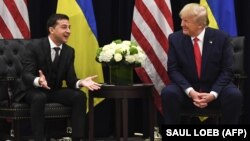 این تصویر دیدار رهبران آمریکا و اوکراین را در جریان مجمع عمومی سازمان ملل در ۲۵ سپتامبر نشان می‌دهد؛ روند تحقیقات مربوط به استیضاح پس از انتشار گزارش‌ها در مورد مکالمات تلفنی دونالد ترامپ و ولودیمیر زلنسکی کلید خورد.