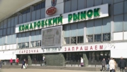В Минске работают рынки и торговые центры, но многие люди ходят в масках