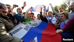 Проросійський мітинг біля у Луганську. Квітень 2014 року