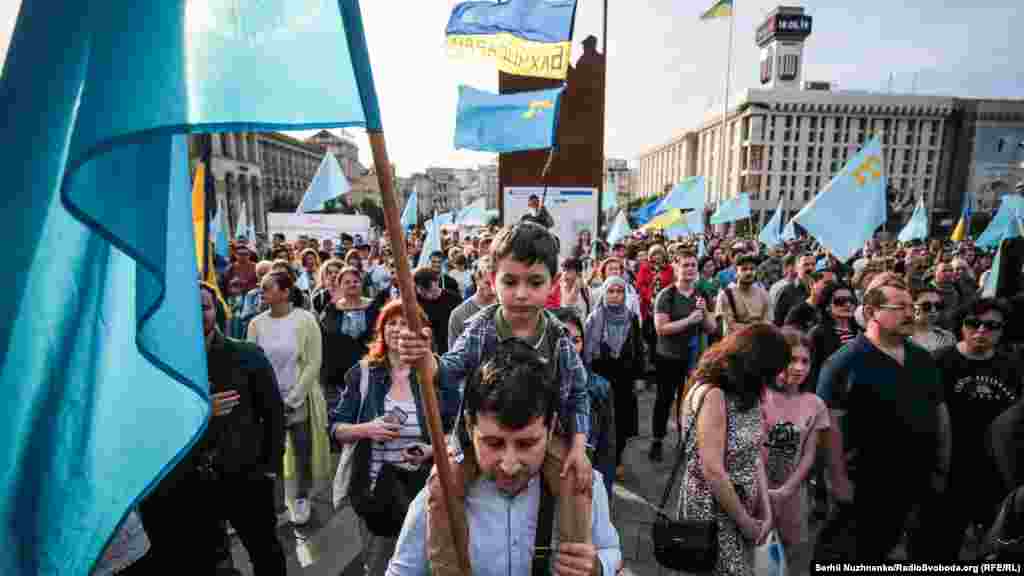 В Киеве активисты провели автопробег, приуроченный к 75-й годовщине депортации. Они начали формировать колону возле входа Национального комплекса &laquo;Экспоцентр Украины&raquo; и выдвинулись к Майдану Независимости