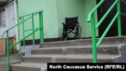 În România, cele mai recente date ale Autorității Naționale pentru Persoanele cu Dizabilități arată că sunt 826.000 de persoane cu handicap, adică circa 4,2% din populație