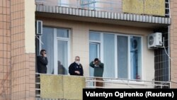 Украина- човек стои на балконот во објектот во кој се во карантин евакуираните од Вухан, 21.02.2020