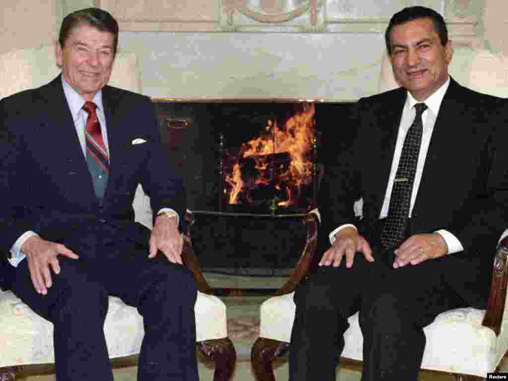 Mubarak meets with U.S. President Ronald Reagan at the White House in January 1988.