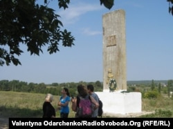 Олена Сегалл з рідними біля пам’ятного знаку на місці розстрілу мізоцьких євреїв, Дубно, 9 листопада 2011 року