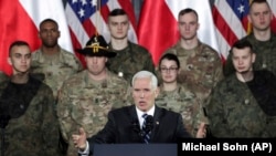 Вице-президент Майк Пенс выступает перед американскими военнослужащими во время визита в Польшу в феврале 2019 года