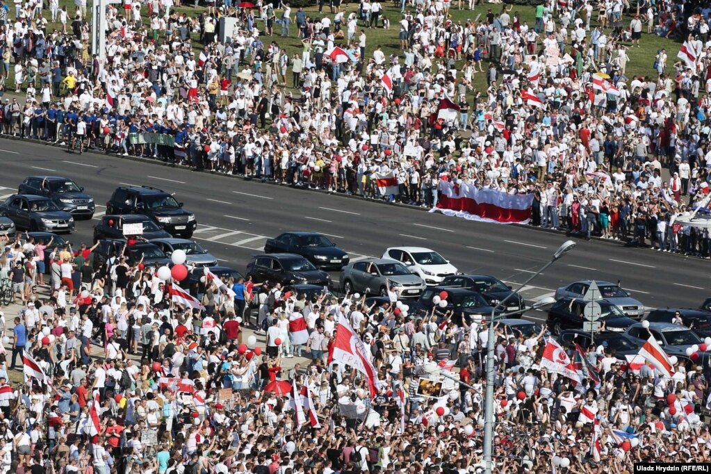 Eine große Kolonne von Demonstranten marschierte die Independence Avenue entlang & ndash; in Richtung Stadtzentrum