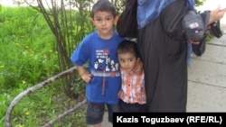 Двое из четырех детей узбекской беженки-мусульманки, чьей экстрадиции из Казахстана добиваются узбекские власти. Алматы, 4 мая 2011 года.