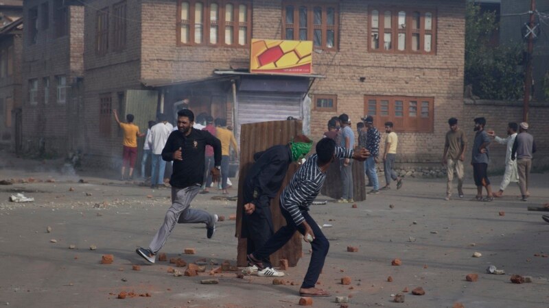 Sukobi u Kašmiru, snage sigurnosti uzvratile suzavcem