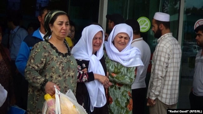 Photo Gallery: Тело убитой в Подмосковье пятилетней таджикской девочки доставлено в Душанбе
