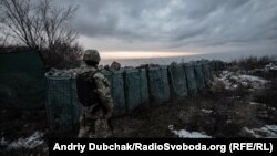 Український військовий на териконі поблизу Новотроїцького, 8 грудня 2019 року