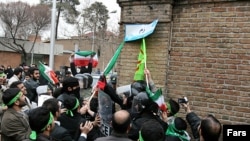 نمایی از تجمع اعضای بسیج در مقابل سفارت ایتالیا در تهران