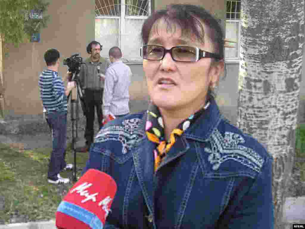 Kazakhstan - Bakhytgul Makimbay, deputy head of Kazakh independent newspaper "Taszharghan" talking to reporters after shots were fired through the windows of the newspaper’s office, Almaty, 01Apr2008 - Kazakh police are investigating who fired shots through the windows of the independent newspaper "Taszharghan" earlier this week in Almaty. The newspaper regularly reports about the alleged misdeeds of government officials -- angering many state employees. The head of the newspaper suspects the action is related to stories that the paper has run about government officials, though he says he is sure the official version of events will attribute the deed to hooligans.