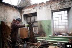 O fostă clinică distrusă în bombardamente în apropiere de Donețk, 15 febr., 2015