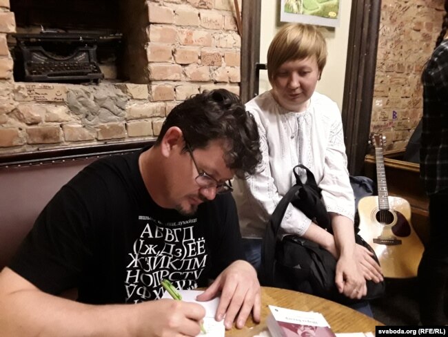 Андрэй Хадановіч падпісвае свае кнігі для Валянціны Раманенкі