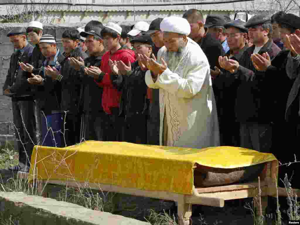 Похороны погибших во время беспорядков в Бишкеке. 9 апреля 2010 года.