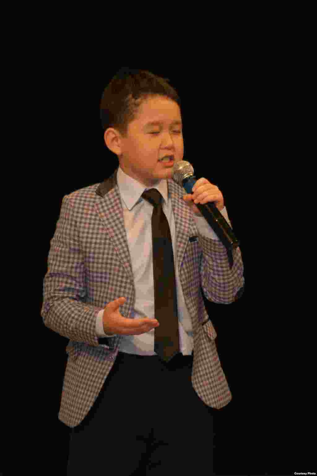Жамбыл Дуйсенов, 9 лет. Победитель нескольких состязаний по казахскому поэтическому искусству. 