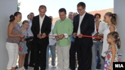 Премиерот Никола Груевски и министерот за образование и наука Панче Кралев на пуштање во употреба на училишна спортска сала во ОУ „Крум Тошев“ во Трубарево 