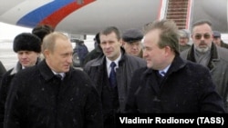 Владимир Путин и Виктор Медведчук в аэропорту Борисполь. Киев, 4 января 2004 года