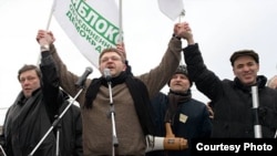 Слева направо: Григорий Явлинский, Никита Белых, Гарри Каспаров на антифашистском митинге 17 декабря 2005